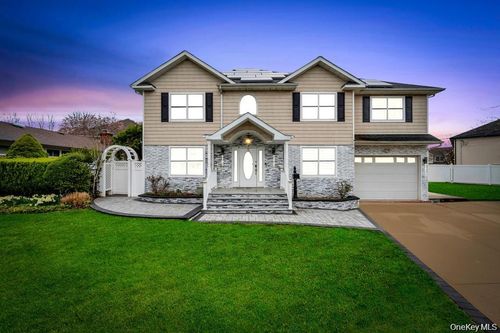 6 Garden Cir, Syosset, NY, 11791-4801 | Card Image