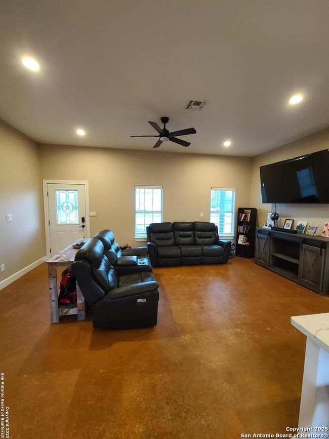 301 Pickford St, House other with 2 bedrooms, 1 bathrooms and null parking in Sabinal TX | Image 11