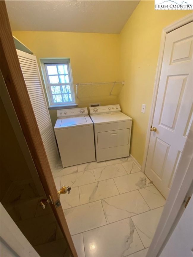 Separate Laundry room | Image 11