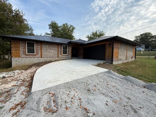 613 E Main St, Humansville, MO, 65674-8583 | Card Image