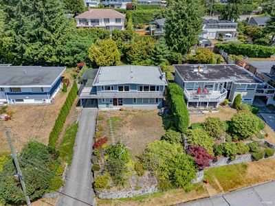 472 Crestwood Ave, House other with 5 bedrooms, 2 bathrooms and 4 parking in North Vancouver BC | Image 2