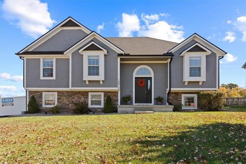 1001 Sw Powell Dr, Oak Grove, MO, 64075-7176 | Card Image