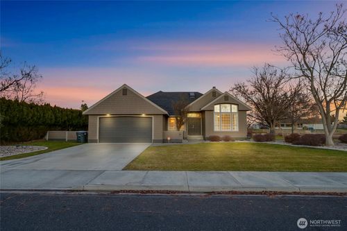 811 Laguna Dr, Moses Lake, WA, 98837-9530 | Card Image