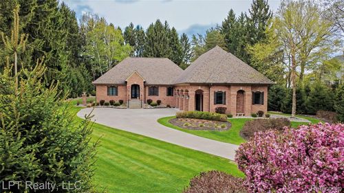 4525 Mapleton Dr, Howell, MI, 48843-6835 | Card Image
