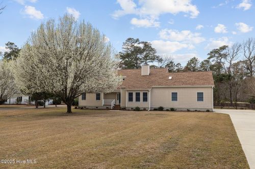 415 Hillcrest Dr, Morehead City, NC, 28557-8444 | Card Image