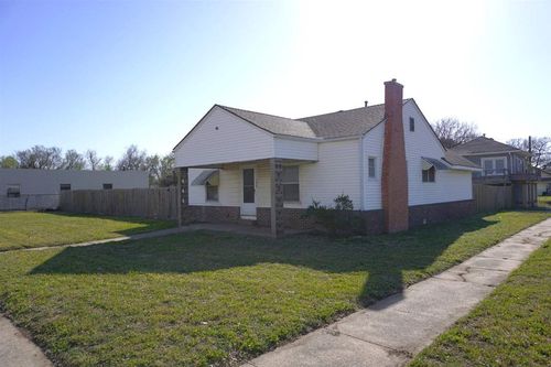 300 S Pine, Ponca City, OK, 74601 | Card Image