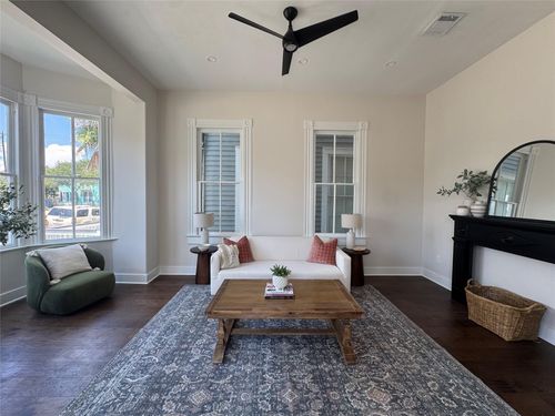 1607 Market St, Galveston, TX, 77550-2513 | Card Image