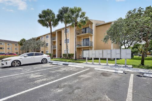 300 Palm Circle W, Pembroke Pines, FL, 33025 | Card Image