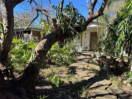 8716 N Temple Ave, TAMPA, FL, 33617-6036 | Card Image