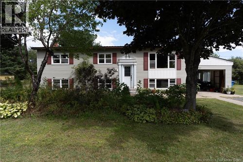 14 Rockcliff Blvd, House with 4 bedrooms, 2 bathrooms and null parking in Miramichi NB | Card Image