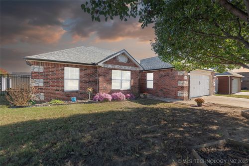 1102 Catalina Dr, Oologah, OK, 74053-3288 | Card Image