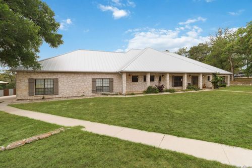 233 Twin Oaks Dr, La Vernia, TX, 78121-4519 | Card Image