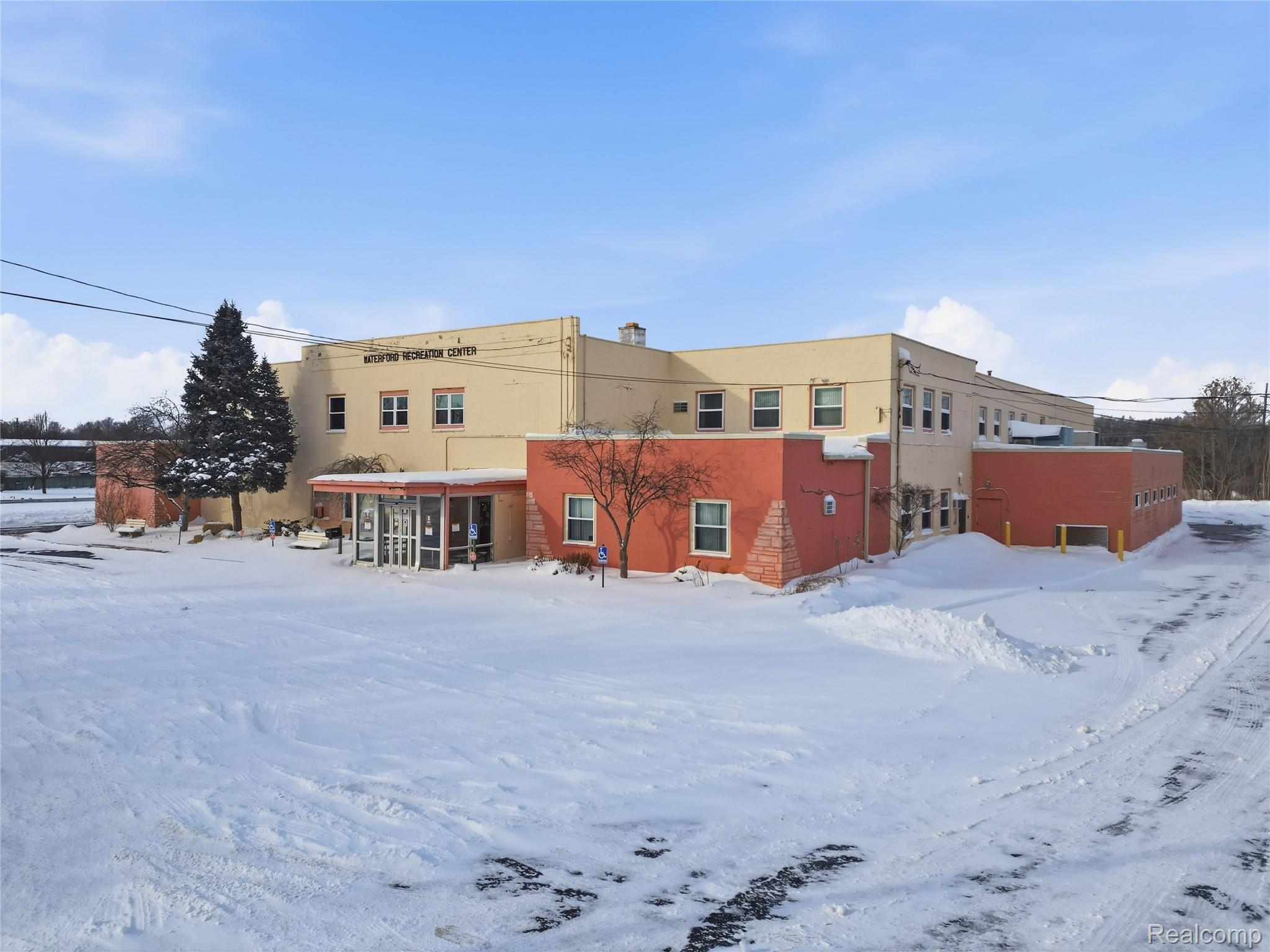 5640 Williams Lake Rd, Waterford, MI 48329