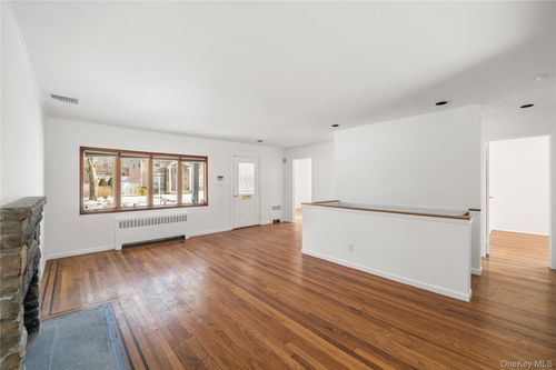 24 Elderberry Rd, Syosset, NY, 11791-6203 | Card Image