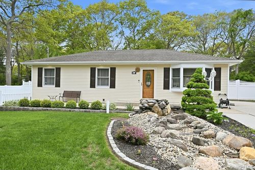 24 Forest Ave, Brookhaven, NY, 11719-9556 | Card Image