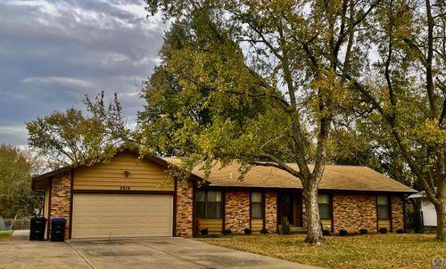 2910 Sw Arvonia Pl, Topeka, KS, 66614 | Card Image