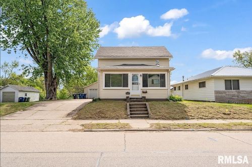 2823 N 3rd St, Clinton, IA, 52732-1717 | Card Image