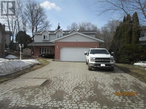 27 Plummer Crt, Sault Ste. Marie, ON, P6B6E4 | Card Image