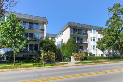 2E - 715 Ridge Road, Condo with 1 bedrooms, 1 bathrooms and 1 parking in Wilmette IL | Image 1