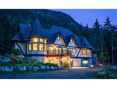 8751 6 Highway, House other with 7 bedrooms, 3 bathrooms and null parking in Silverton BC | Image 1