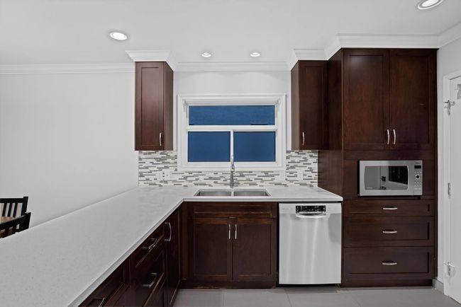 722 E 17th St, House other with 3 bedrooms, 2 bathrooms and 1 parking in North Vancouver BC | Image 5