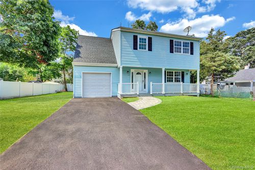 125 Smith St, Central Islip, NY, 11722-4129 | Card Image