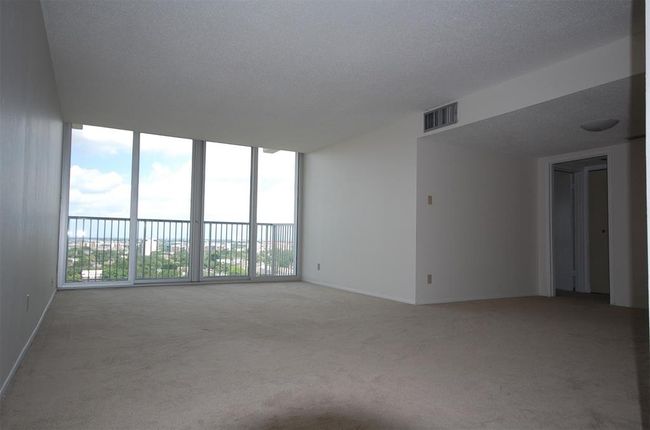 Huge living/dining area | Image 8