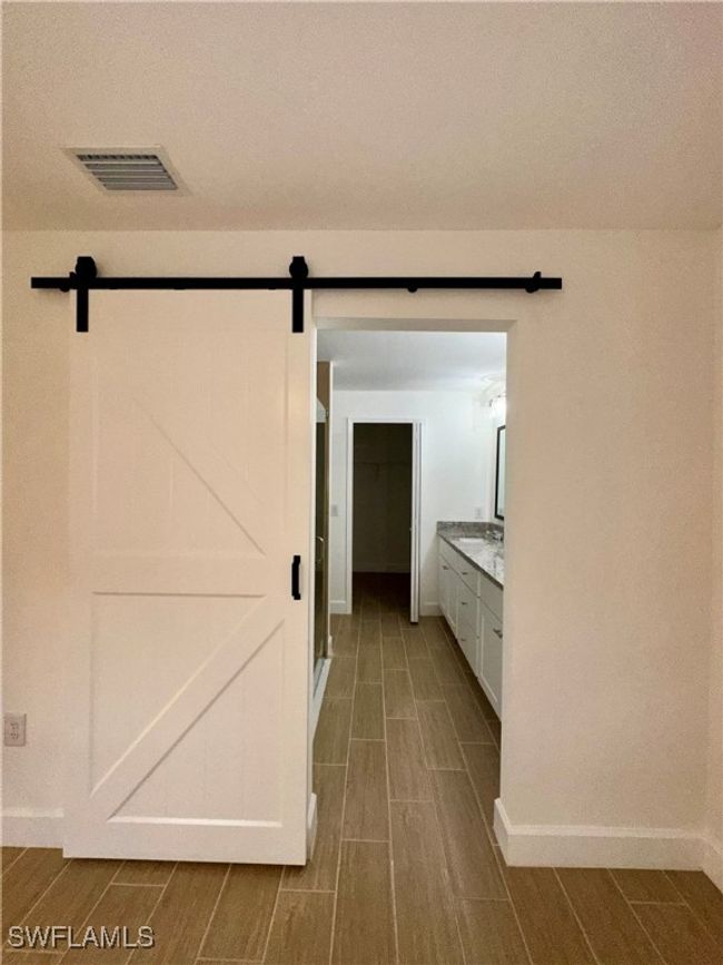 Hall with a barn door | Image 11