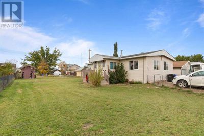 621 3 Rd St, House other with 2 bedrooms, 1 bathrooms and 2 parking in Ralston AB | Image 2