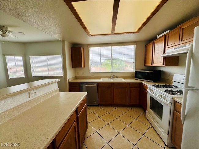 UNIT-1325 - 833 Aspen Peak Loop, Condo with 2 bedrooms, 2 bathrooms and null parking in Henderson NV | Image 5