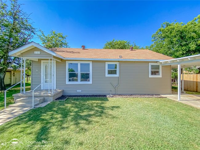 608 E 8 Th St, House other with 3 bedrooms, 2 bathrooms and null parking in Coleman TX | Image 4