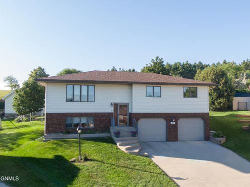 1707 Valle Moor Pl, Bismarck, ND, 58501-2512 | Card Image
