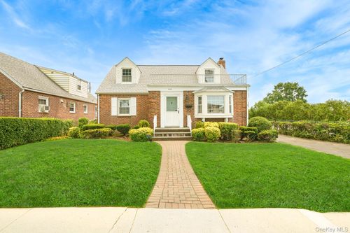 204 Center St, Williston Park, NY, 11596-1004 | Card Image