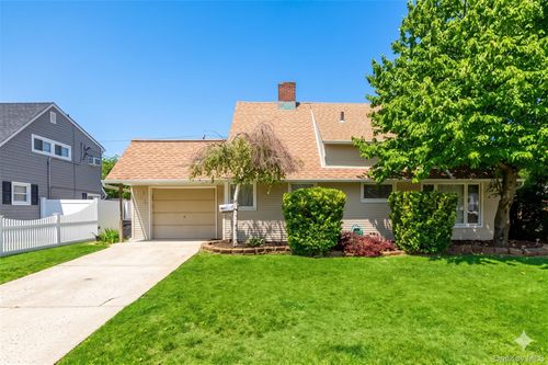 11 Skylark Ln, Levittown, NY, 11756-4414 | Card Image