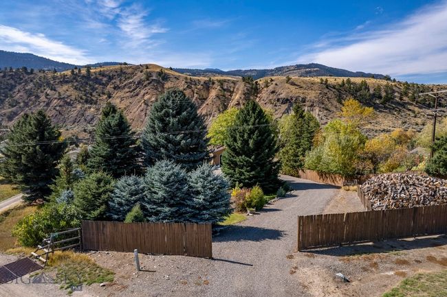 1077 Us Highway 89 S, House other with 3 bedrooms, 3 bathrooms and null parking in Gardiner MT | Image 61