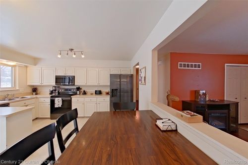 34455 Rhonswood St, Farmington Hills, MI, 48335-5035 | Card Image