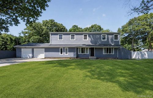 208 Newburgh Ave, Medford, NY, 11763-3117 | Card Image