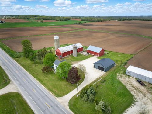 19424 Us Highway 151, Valders, WI, 54245-9449 | Card Image
