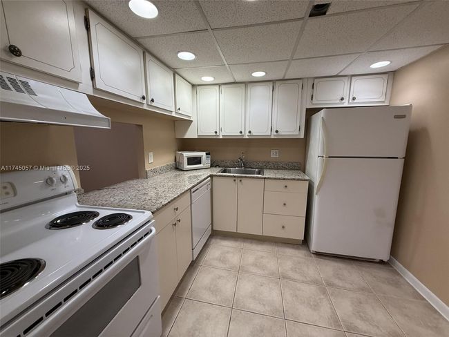 APT-1B - 470 Executive Center Dr, Condo with 1 bedrooms, 1 bathrooms and null parking in West Palm Beach FL | Image 6