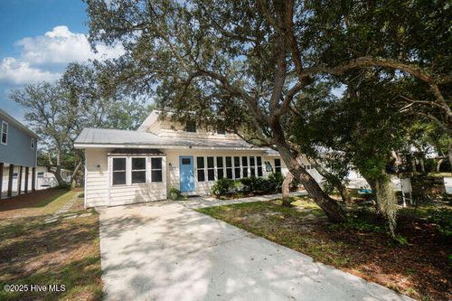 137 Nw 9th St, Oak Island, NC, 28465-7014 | Card Image