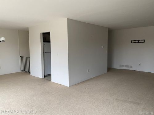 18339 University Park Dr, Livonia, MI, 48152-2627 | Card Image