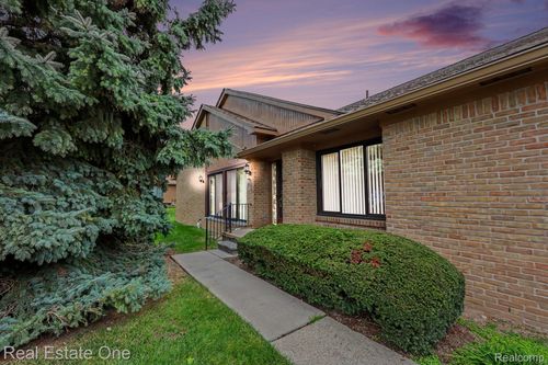 2193 London Bridge Dr, Rochester Hills, MI, 48307-4234 | Card Image