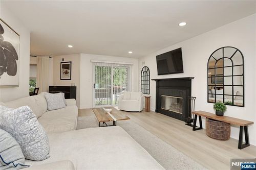1 Tulip Cres, Little Falls, NJ, 07424-5626 | Card Image