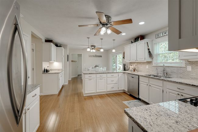307 Blue Jay Dr, House other with 4 bedrooms, 4 bathrooms and 2 parking in Le Roy IL | Image 11