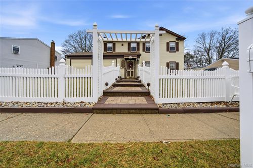 384 Singingwood Dr, Holbrook, NY, 11741-2830 | Card Image