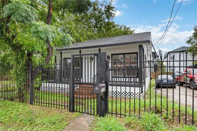 1318 E 36th Street, House other with 2 bedrooms, 2 bathrooms and null parking in Houston TX | Image 2