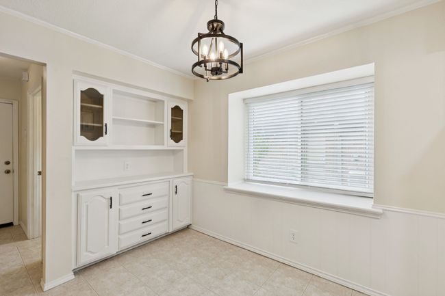 Spacious Eat-in Kitchen with Breakfast area | Image 5