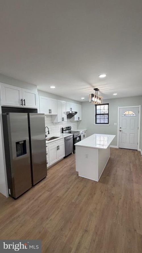 819 Jackson St, PHILADELPHIA, PA, 19148-3107 | Card Image