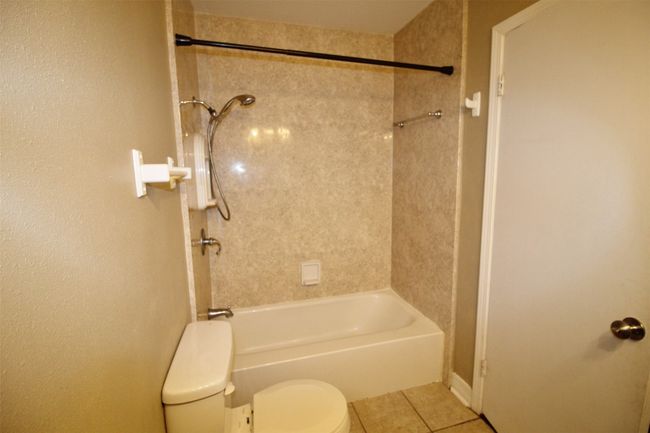 Hall bath: Tub/shower combo | Image 25