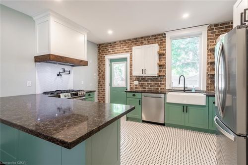 11 Lorne Ave, Hamilton, ON, L8M2X5 | Card Image